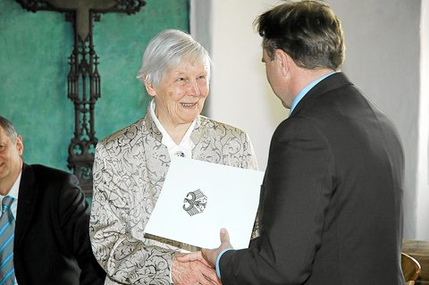 „Ihr Einsatz ist Beispiel gebend“ Bundesverdienstkreuz für Elfriede Thieme